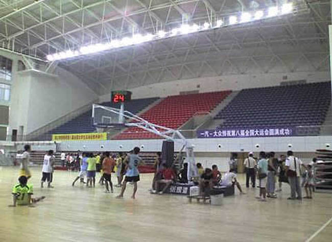 东乡县室内篮球馆体育看台螺栓球网架